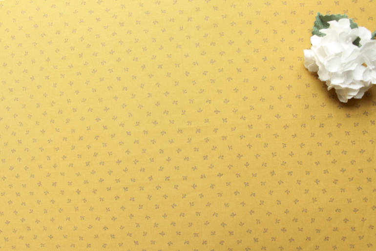 ブリッジウォーター３つの蕾 小紋<br>
イエロー